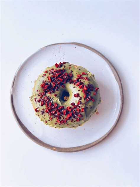 Donut biała czekolada matcha wiśnia od ok 9 00 Świeżo