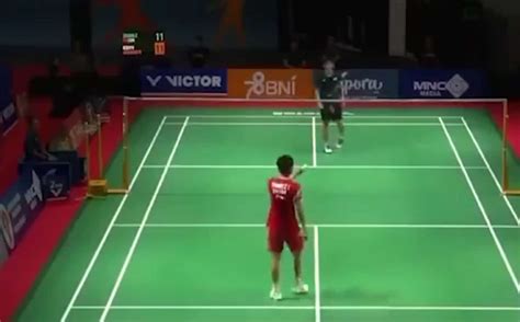 Cenas Fortes jovem jogador chinês de badminton tem mal súbito durante