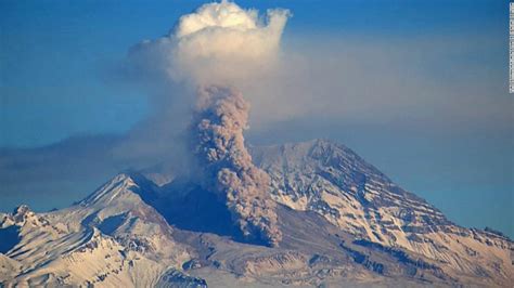 Dos Volcanes Entran En Erupción En La Península De Kamchatka En Rusia