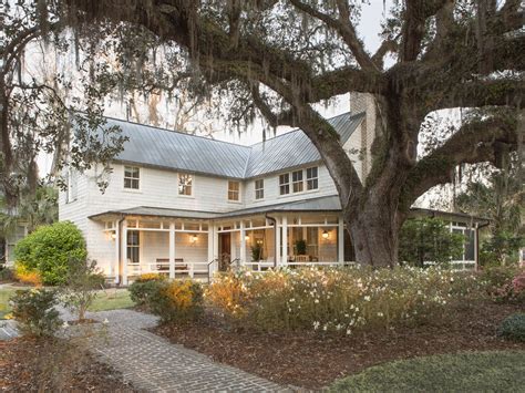 Southern Style Farmhouse With Big Oak Tree And Spanish Moss Rebecca