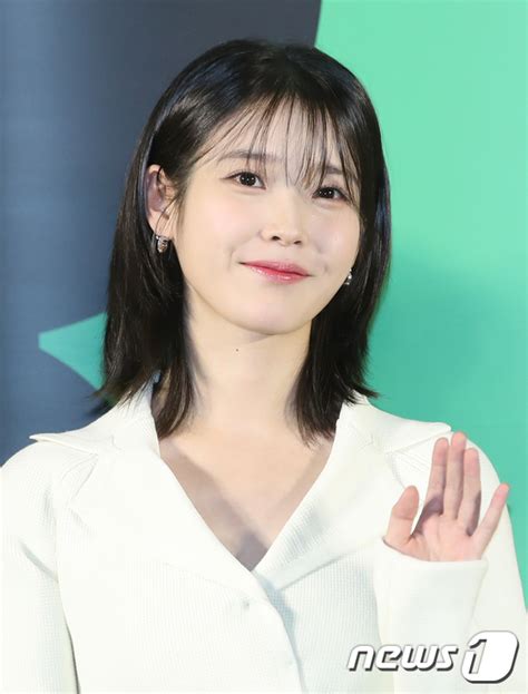 Iu Stuns In All White Ensemble During Dream Press Conference Kpopstarz