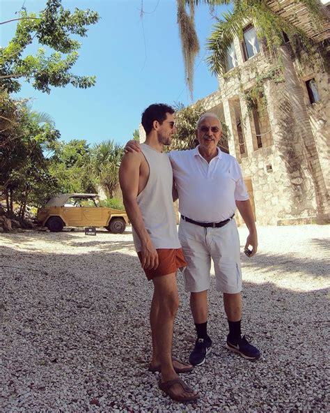 Con triste foto Luis Gerardo Méndez recuerda muerte de su padre por