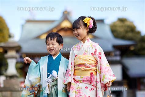 七五三のお参りをする日本人の兄弟の写真素材 [194834353] イメージマート