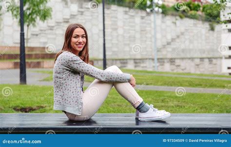 Belle Jeune Femme S Asseyant Sur Le Banc De Parc Image Stock Image Du