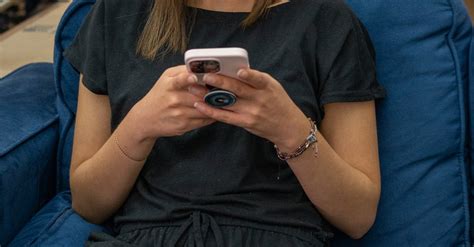 Foto De Stock Gratuita Sobre Casual Conexión Enviando Mensajes De Texto Joven Mujer Sentado