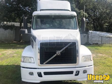 2017 Volvo D11 Day Cab Semi Truck Transport Service Vehicle For Sale