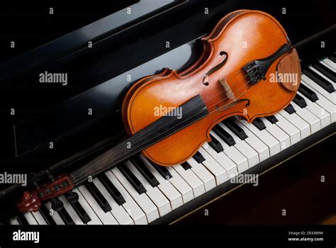 Violin and piano Stock Photo - Alamy