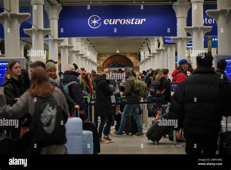 Passeggeri In Fila Al Terminal Eurostar Della Stazione Internazionale