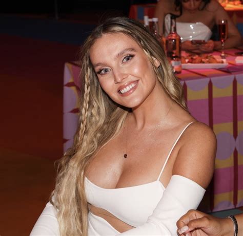 Perrie Edwards Updates on Twitter Há dois anos Little Mix fazia