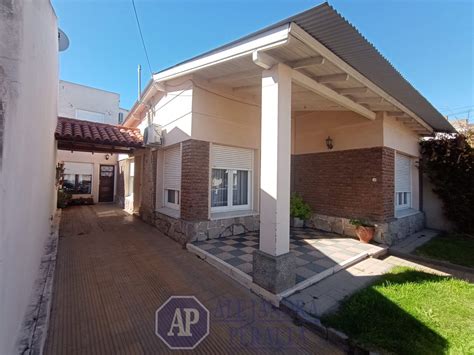 A pasos av san Martín- 185 M2 cubiertos!!!! – Alejandra Peralta