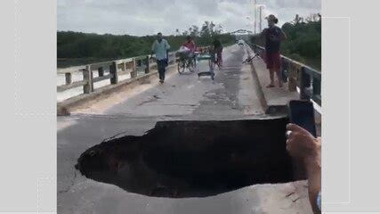 Parte De Asfalto De Ponte Cede Em Prado No Sul Da Bahia E Moradores