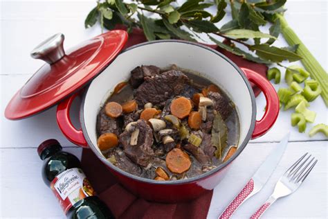 Cuisine au vin Ragoût de jarret de bœuf aux carottes et champignons