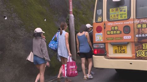 【石澳道路陷】小巴客怨等車逾一小時 中途需落車步行百米 Now 新聞