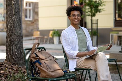 Turista Dai Capelli Ricci Con Una Mappa A Mani Nude Fotografia Stock Immagine Di Itinerario