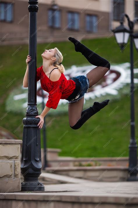 Belle Danseuse De Ballet Ou Danse Acrobatique à Lextérieur Dans La Rue Photo Gratuite