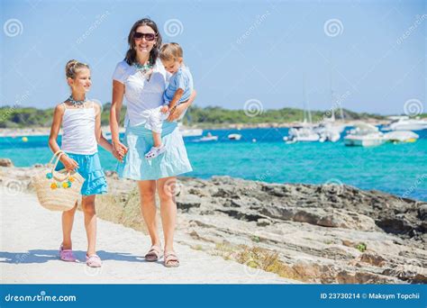 Familia De Tres Que Recorre A Lo Largo De La Playa Tropical Foto De