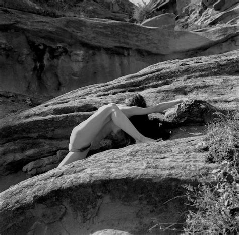 Premium Photo Naked Woman Climbing On Rock