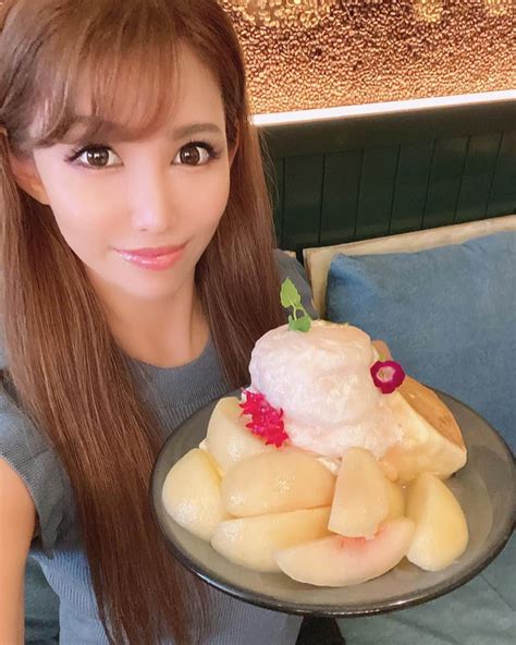 Aiさんのインスタグラム写真 Aiinstagram 「8月の期間限定🍑🥞 ＊ ＊ あま〜い桃が丸ごと1個お皿にのってるパンケーキ🥞 ・ ここのパンケーキの食感はスフレチーズケーキみたい