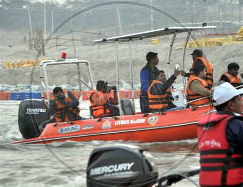 Image Of Uttar Pradesh Police Officials At Prayagraj During Kumbh Mela 2019 Jj187238 Picxy