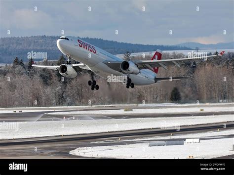 Flugbetrieb Auf Dem Flughafen Z Rich Kloten Mit Passagierflugzeugen Der