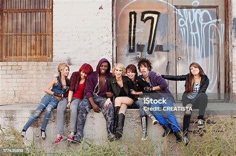 geng punk muda nongkrong  belakang sebuah bangunan perkotaan