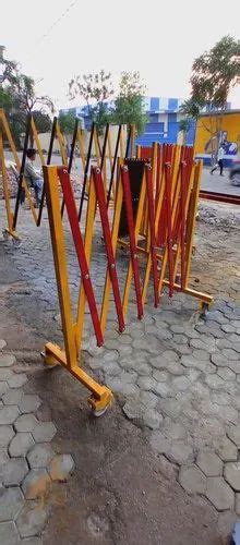 Yellow Mild Steel Foldable Expandable Barricade For Road Safety Size