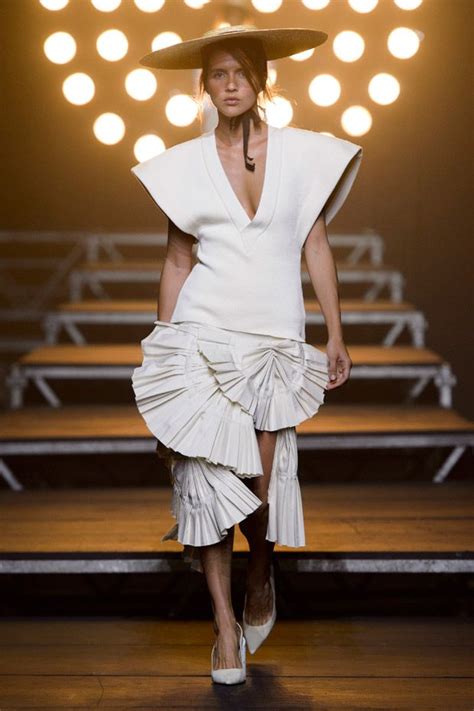 Pfw Jacquemus Spring Summer Womenswear Collection Fashion