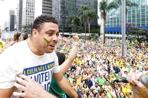 Famosos vão às ruas em ato anti Dilma fotos em Famosos EGO