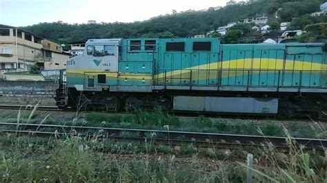 Trem Cargueiro De Min Rio De Ferro Da Vale Descendo Lotado Passando Em