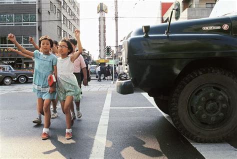 昭和45年手を上げて道路を横断する小学生：昭和の子供たち 写真特集：時事ドットコム