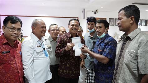 Pemprov Bali Serahkan Bantuan Dari Kementerian Pertanian Kepada Ratusan