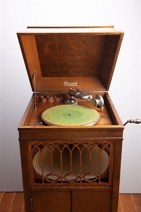 Brunswick Phonograph Model 207 Oak Maison Robert