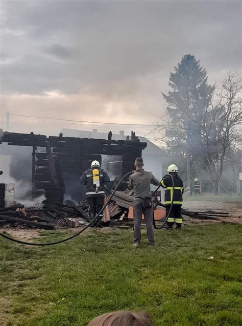 Ostali Su Bez Svega Vatra U Tren Oka Progutala Drvenu Ku U U Kojoj Je