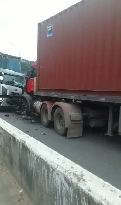 Fotos Acidente Envolve Ve Culos Em Ponte Da Br E Provoca Caos No