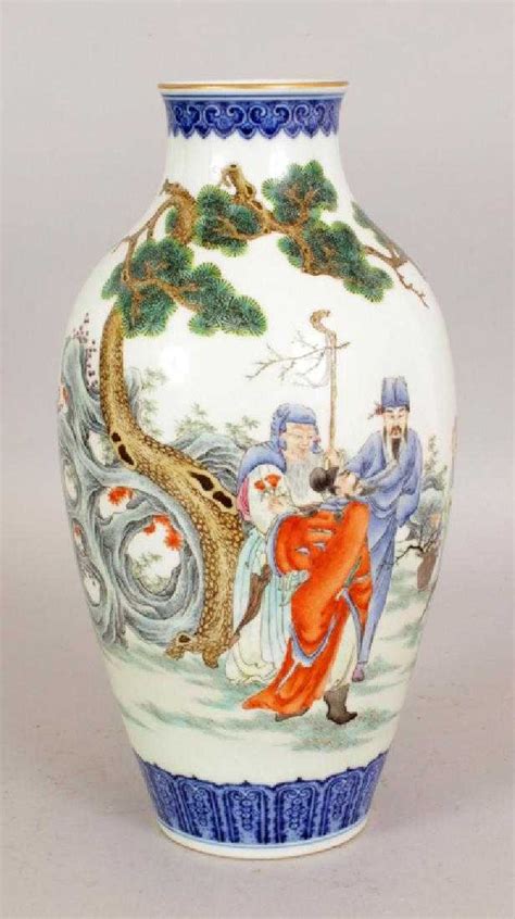 CHINESE FAMILLE ROSE PORCELAIN VASE