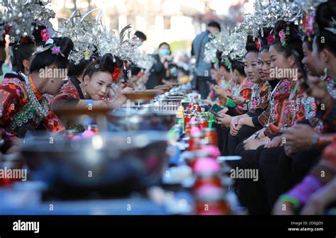 Fast 1 000 Hmong Menschen kleiden sich in wunderschönen ethnischen