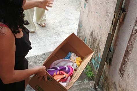 Recém nascido é abandonado em caixa de papelão na porta de uma casa na