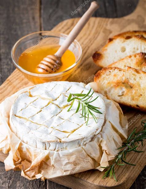 Queso Camembert Al Horno Queso Brie Fresco Y Una Rebanada En Una Tabla