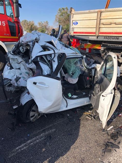 Auto Schiacciata Tra Due Tir Muore Donna Notizie Ansa It