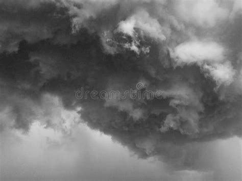 Fundo De Nuvens De Tempestade Antes De Um Temporal Foto Preto E Branco