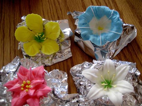 Royal Icing Flowers | Icing flowers, Royal icing flowers, Royal icing decorations