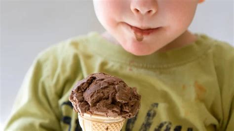 Dile adiós a las manchas de helado de la ropa con este ingrediente secreto