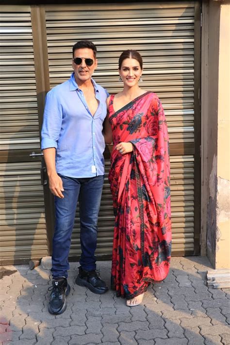 Happy Faces From Kriti Sanon And Akshay Kumar S Work Diaries