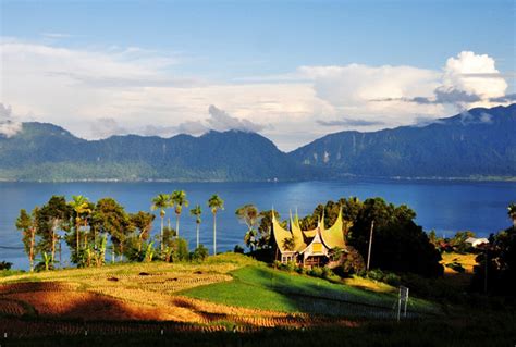 Danau Maninjau Memiliki Daya Tarik Pencinta Keindahan Alam Alam Indonesia