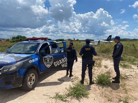 NOTÍCIAS E HISTÓRIAS SOBRE AVIAÇÃO Avião faz pouso de emergência no