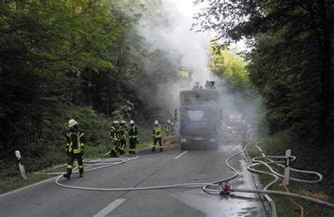 Lkw Mit Strohballen Beladen In Brand Zwei Eins Tze Am Selben Ort