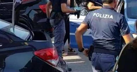 Taranto Bambino Di Un Anno Rimasto Chiuso In Macchina Salvato Dalla