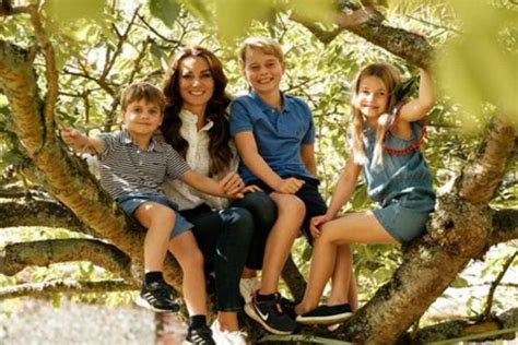 Kate Middleton Comemora Dia Das M Es No Reino Unido Os Filhos