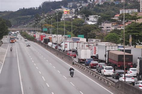 Feriado começa mais de 160 bloqueios em rodovias de 17 Estados do