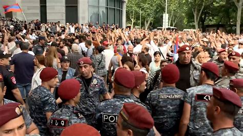 Armenian Police Detain Protesters Demanding Pm Pashinian S Resignation